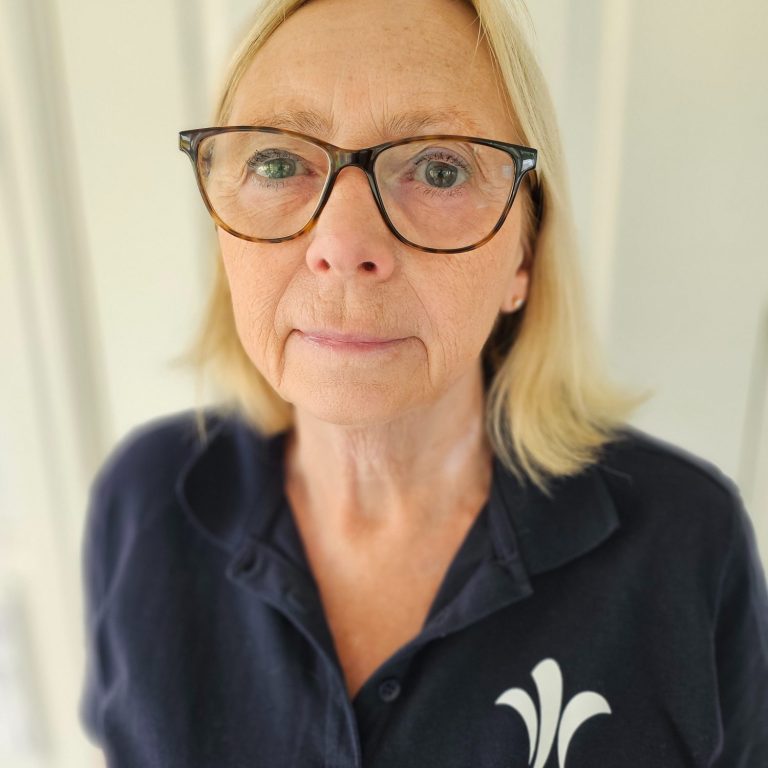 Två stiliserade björnar i grått och svart sitter mittemot varandra, en av dem har ett ljust sken.